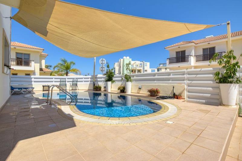 Victoria Blue Paralimni